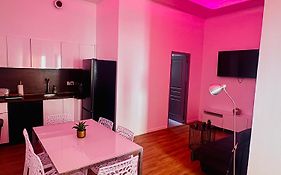 jolie maison individuelle 50 m2 ,design et climatisée, tout confort, wifi, terasse privée , 5 min plage et autoroute, stationnement gratuit